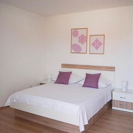 Apartments Rose Макарска Екстериор снимка