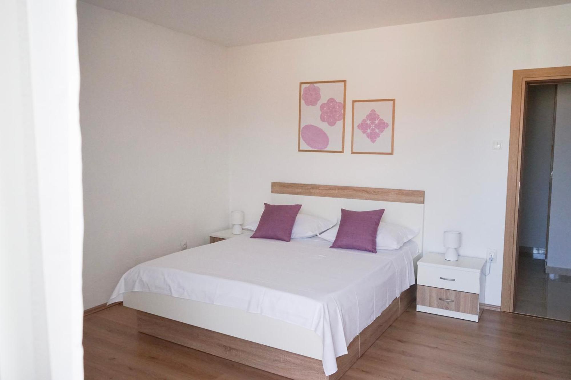 Apartments Rose Макарска Екстериор снимка
