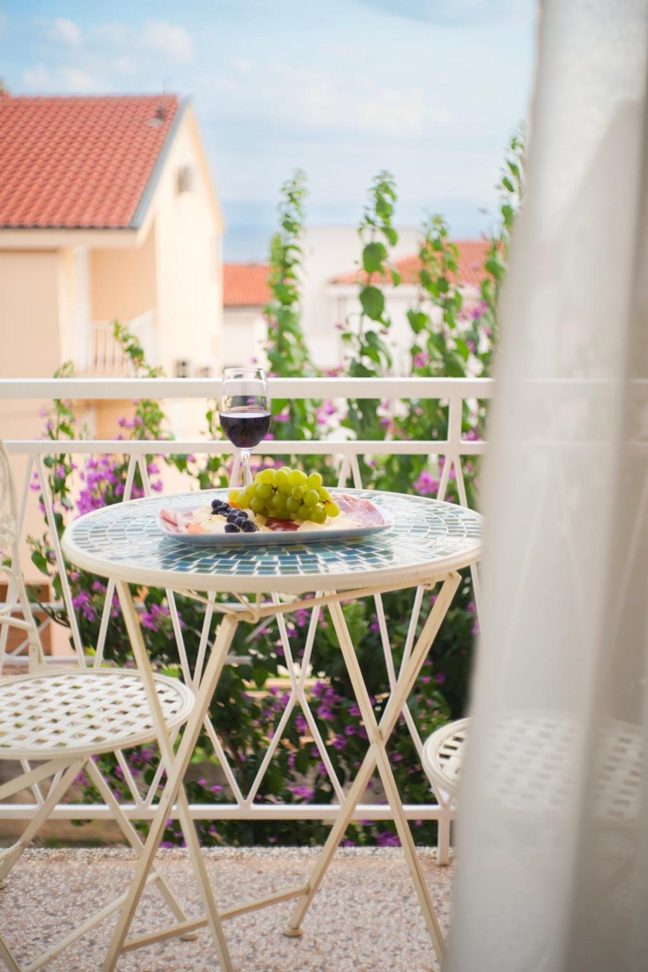 Apartments Rose Макарска Екстериор снимка