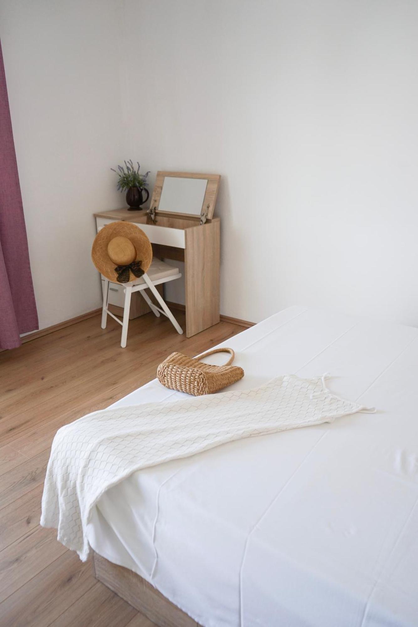 Apartments Rose Макарска Екстериор снимка