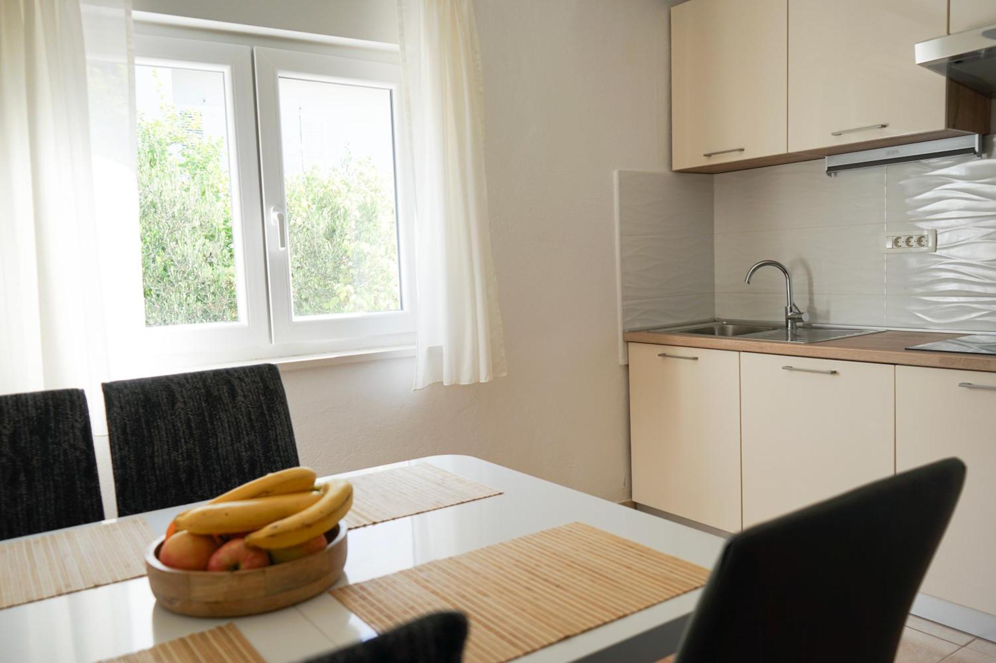 Apartments Rose Макарска Екстериор снимка