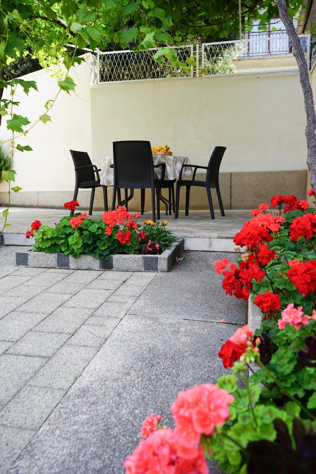 Apartments Rose Макарска Екстериор снимка
