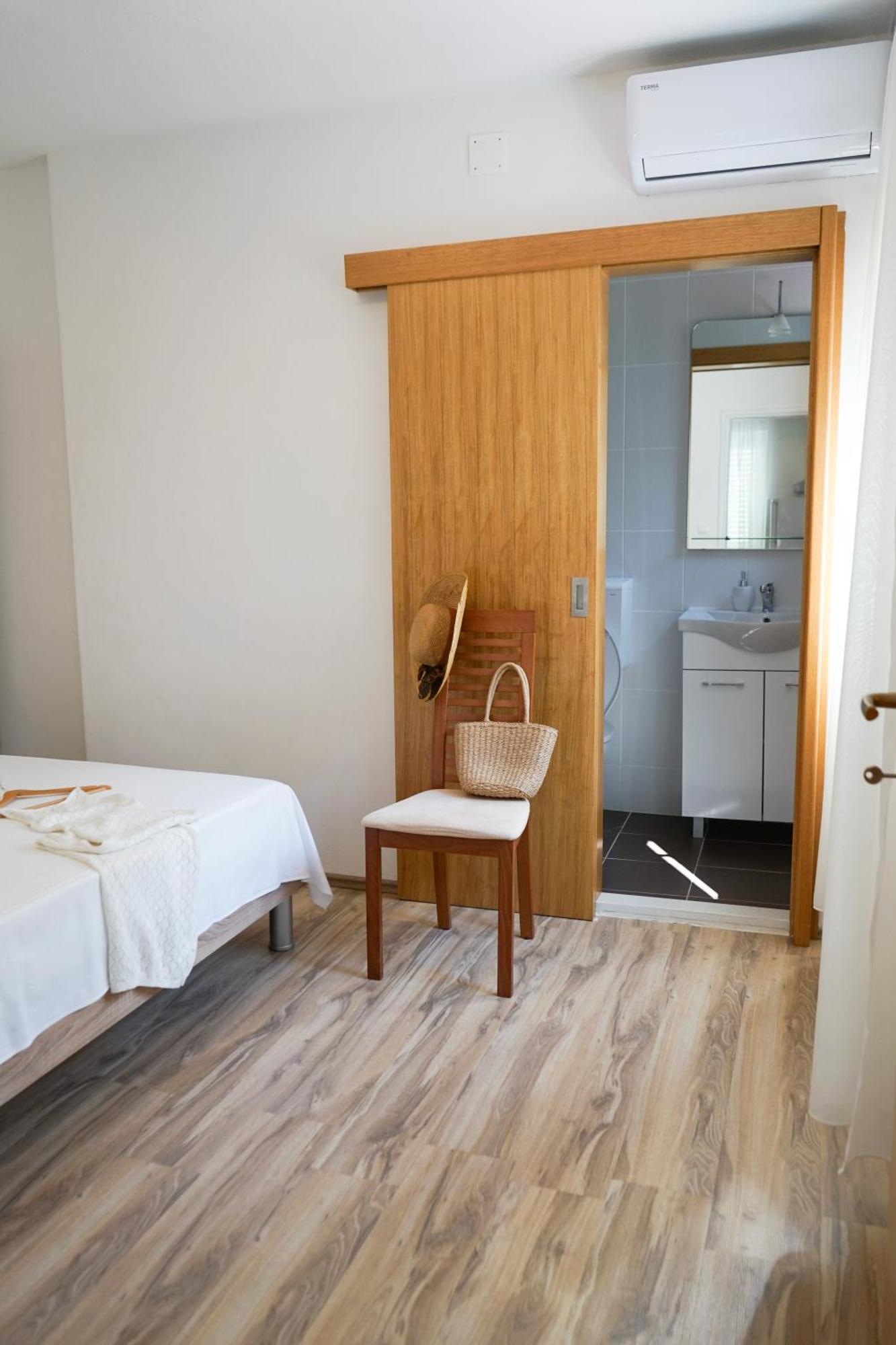Apartments Rose Макарска Екстериор снимка