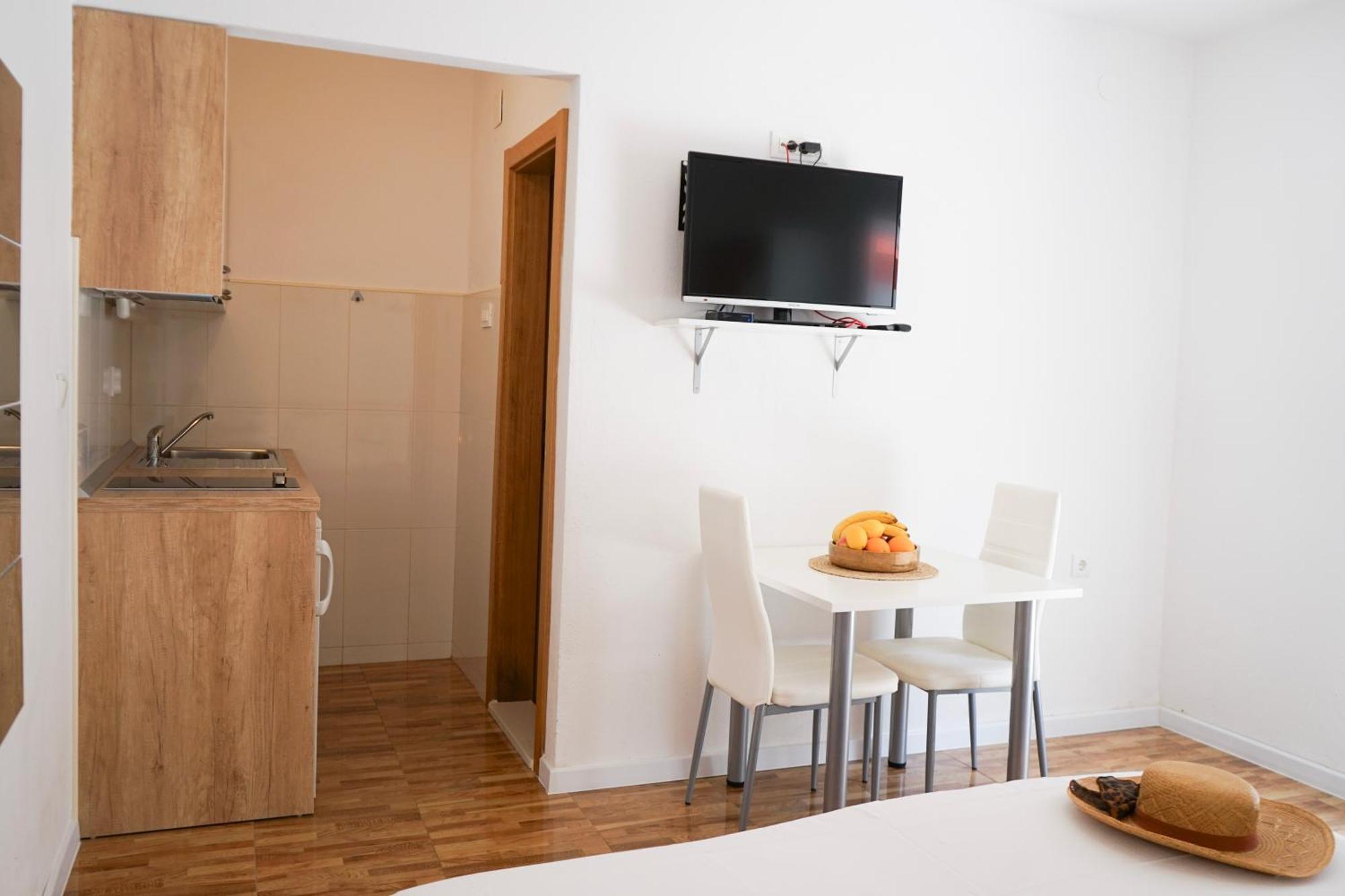 Apartments Rose Макарска Екстериор снимка