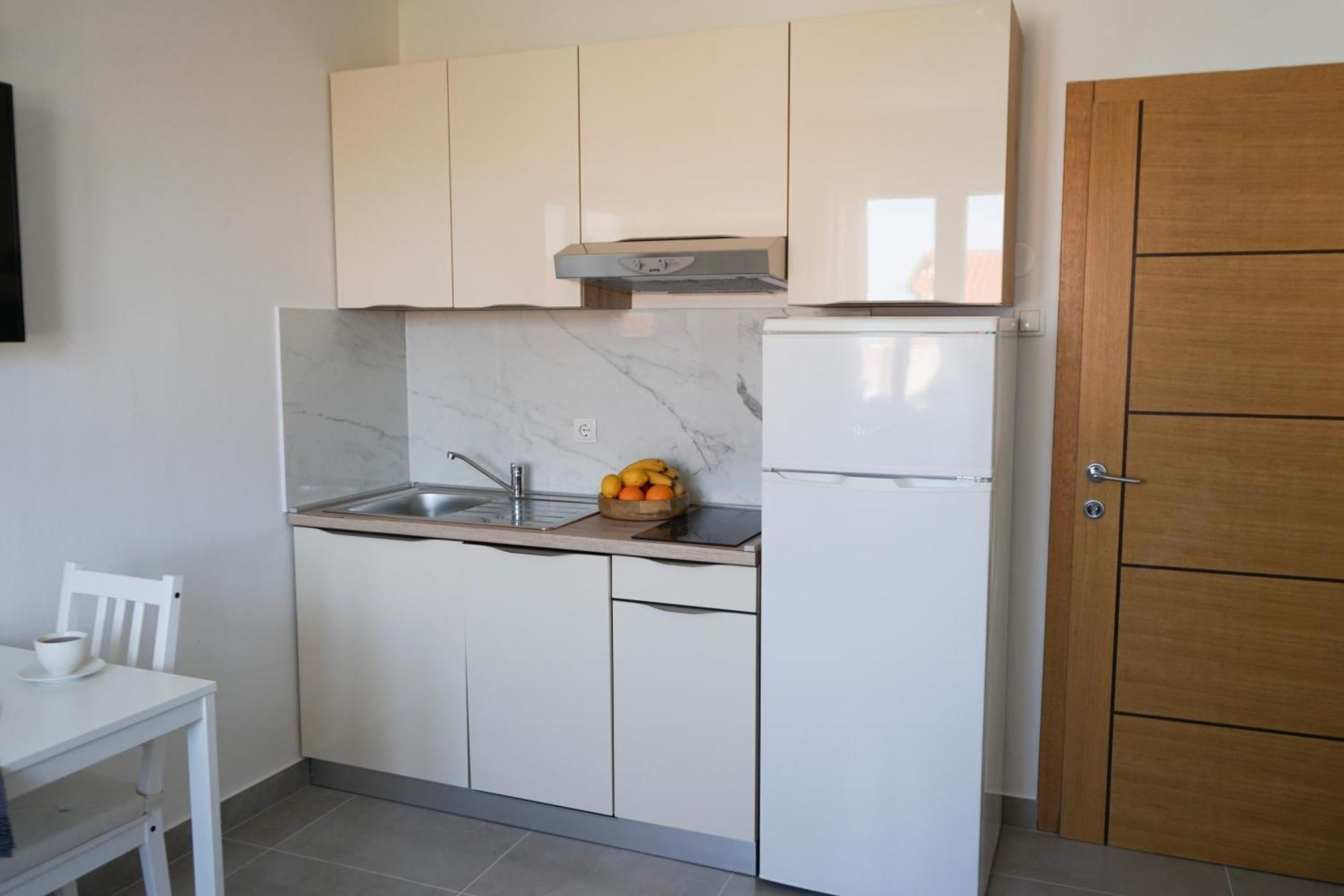 Apartments Rose Макарска Екстериор снимка