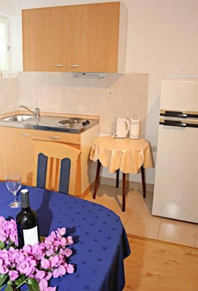 Apartments Rose Макарска Екстериор снимка