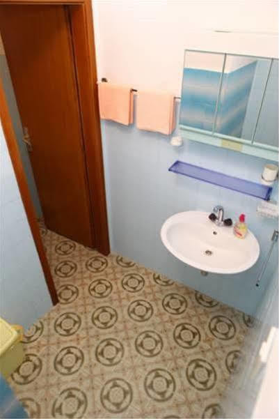 Apartments Rose Макарска Екстериор снимка