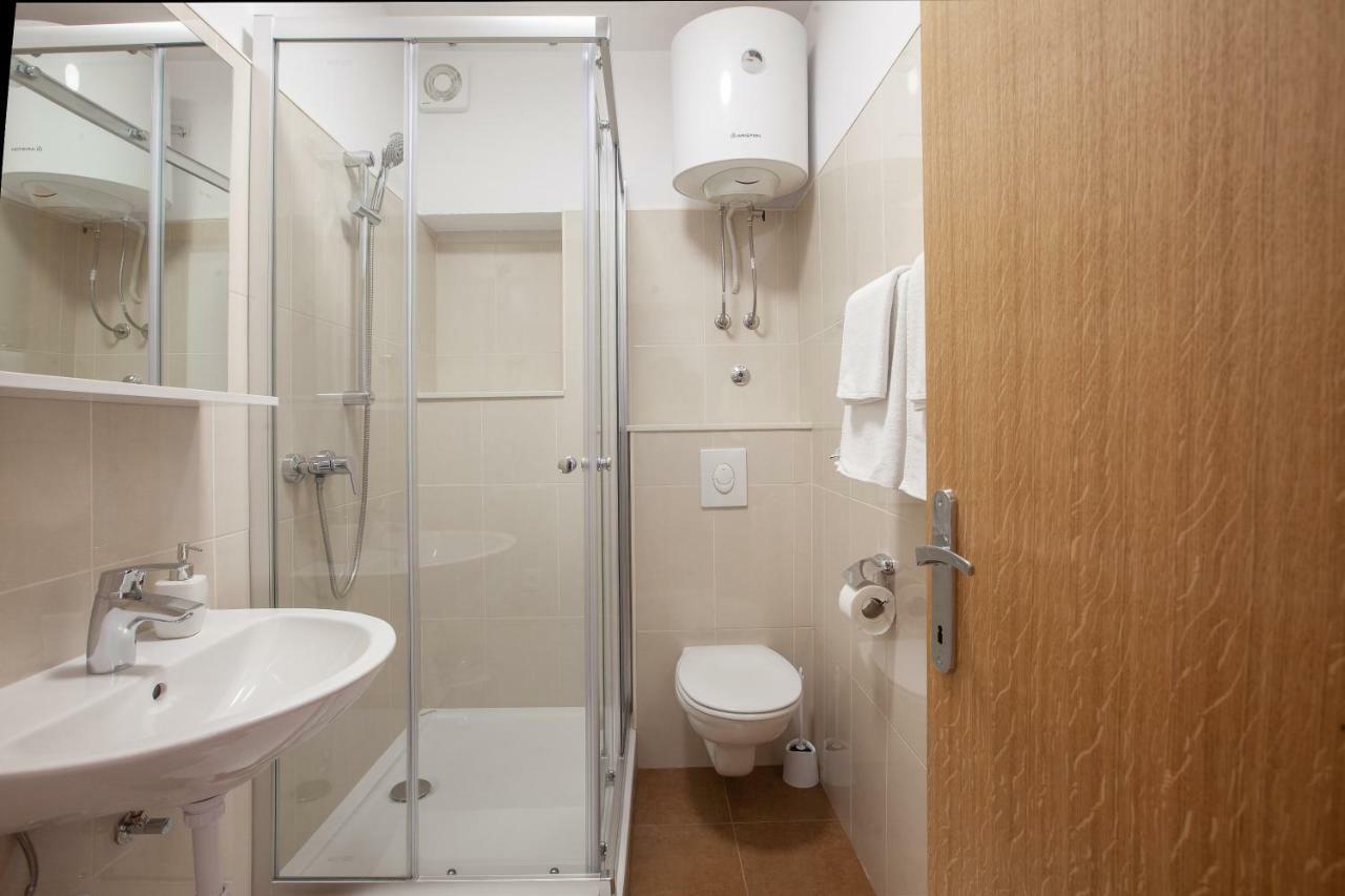 Apartments Rose Макарска Екстериор снимка