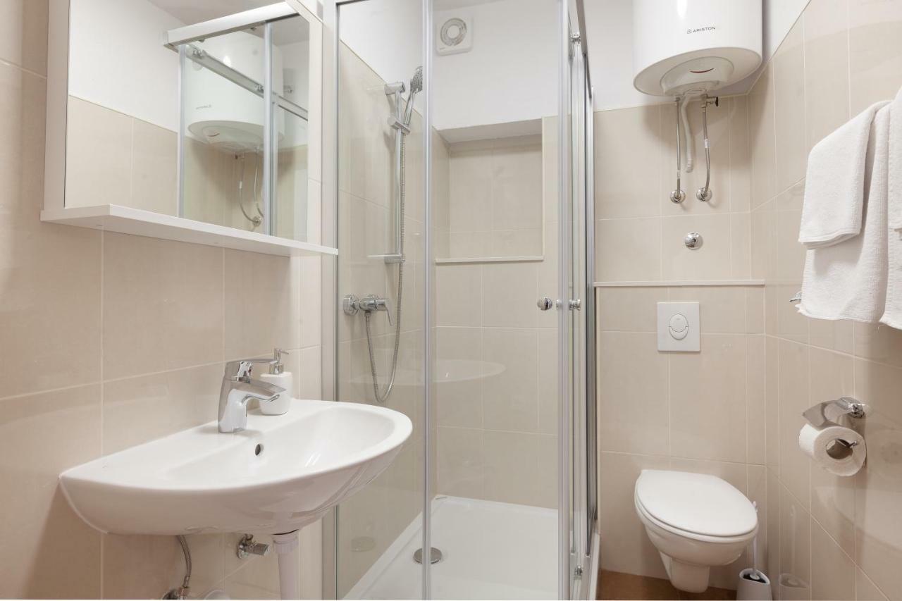 Apartments Rose Макарска Екстериор снимка