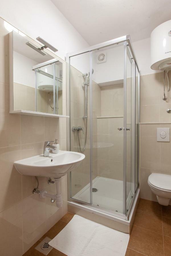 Apartments Rose Макарска Екстериор снимка
