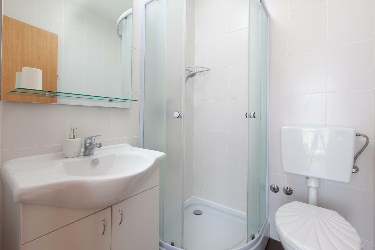 Apartments Rose Макарска Екстериор снимка