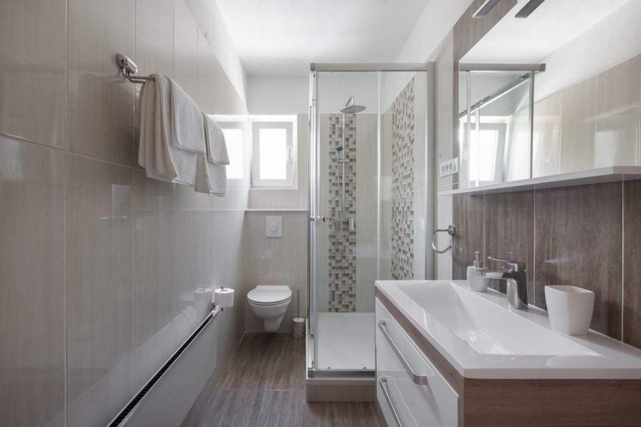 Apartments Rose Макарска Екстериор снимка